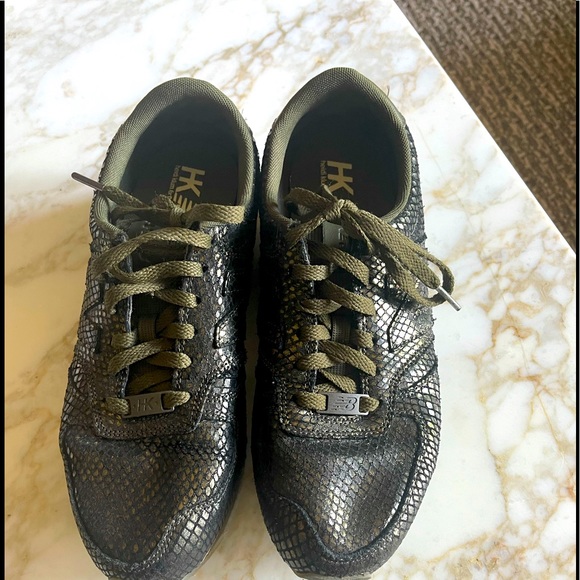 New Balance dark green color sneaker - Picture 1 of 3